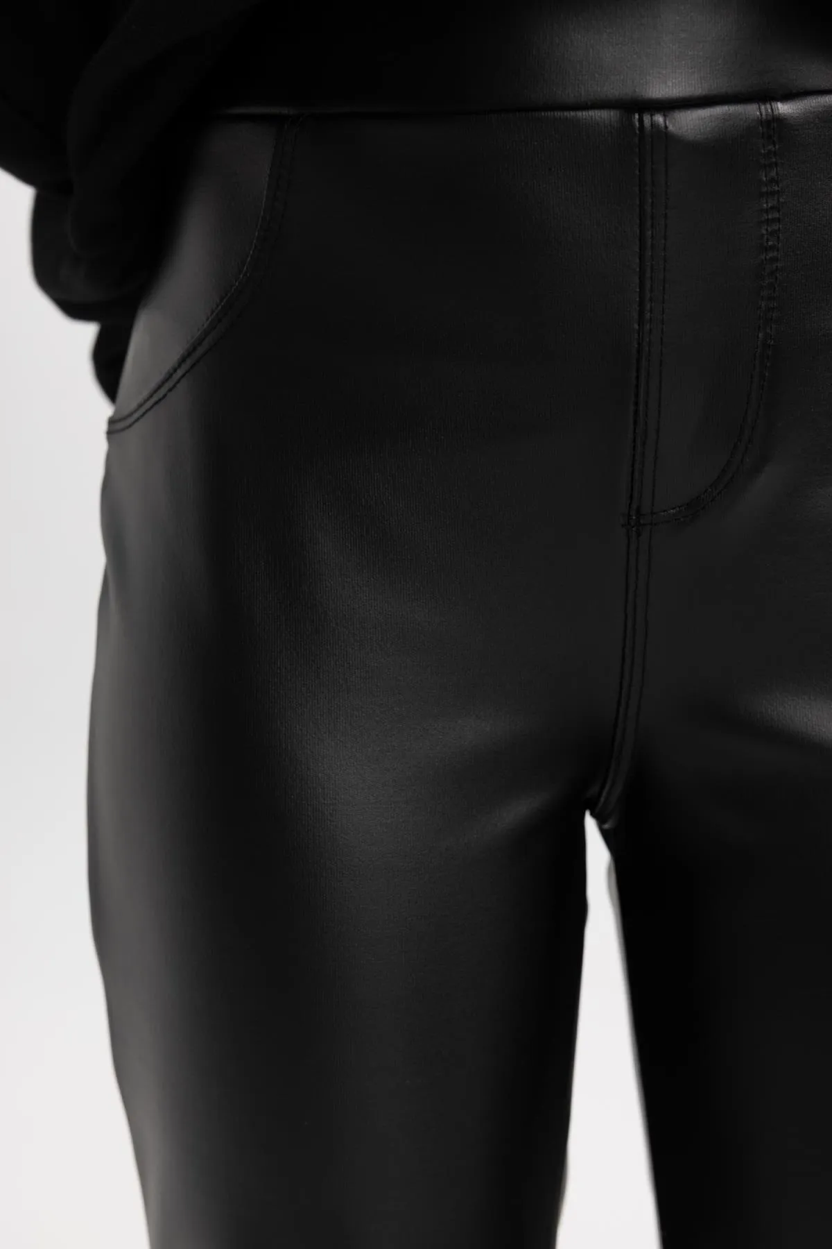 DeFacto  Mädchen-Strumpfhose aus Kunstleder mit ausgestelltem Bein