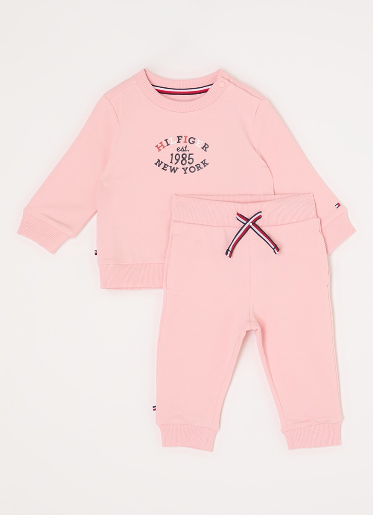Costum din două piese Tommy Hilfiger, format dintr-un pulover și pantaloni de trening.