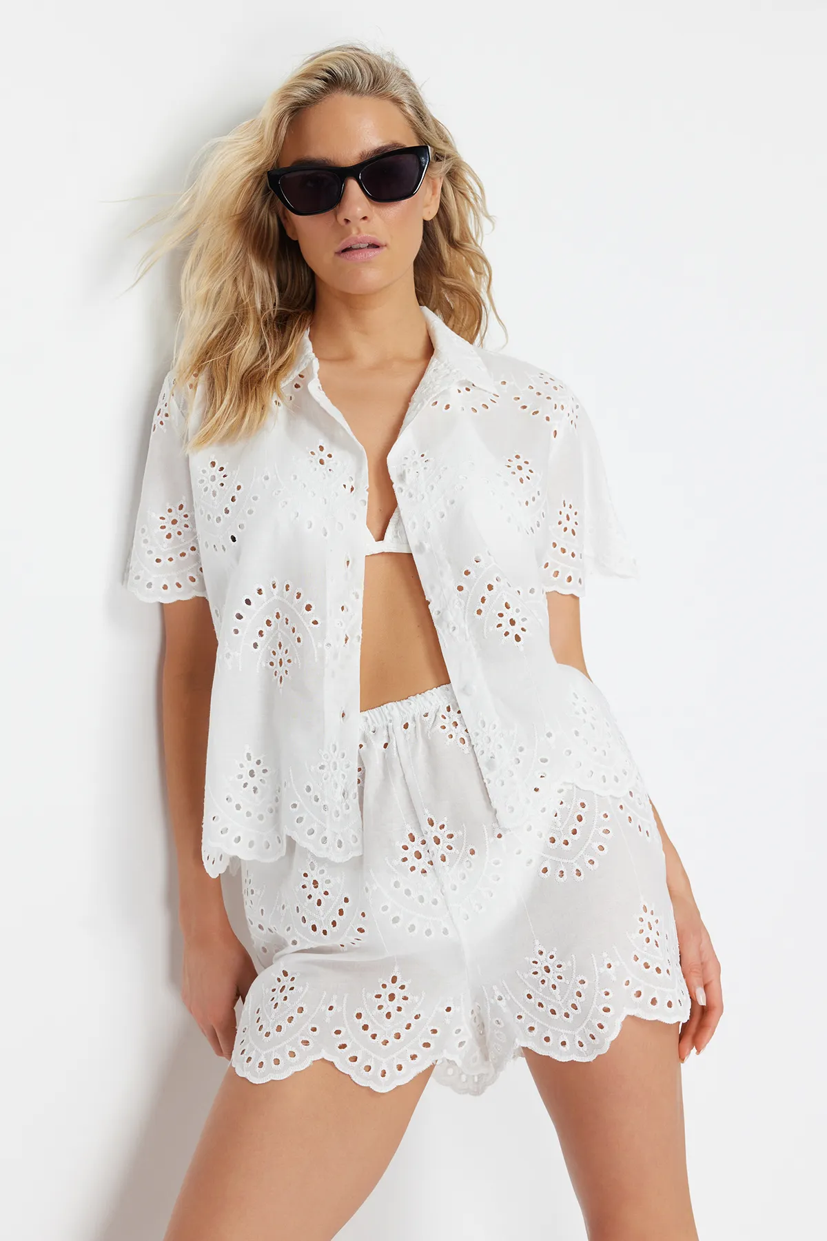 Trendyol Collection  Weißes Hemd-Shorts-Set aus 100 % Baumwolle mit gewebter Stickerei TBESS24AU00008