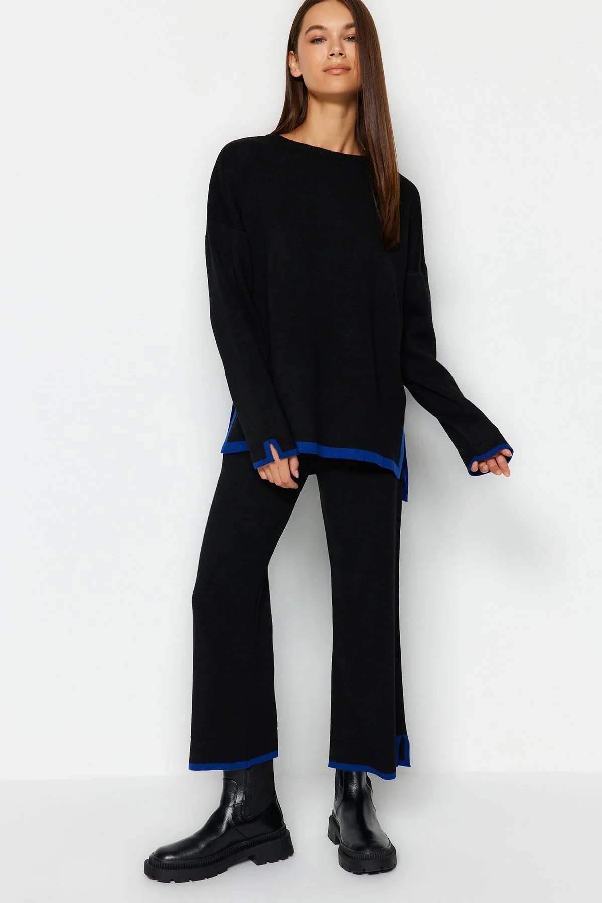 Trendyol Collection  Schwarzes, weit geschnittenes Strickoberteil und -unterteil in Kontrastfarbe TWOAW24AU00062
