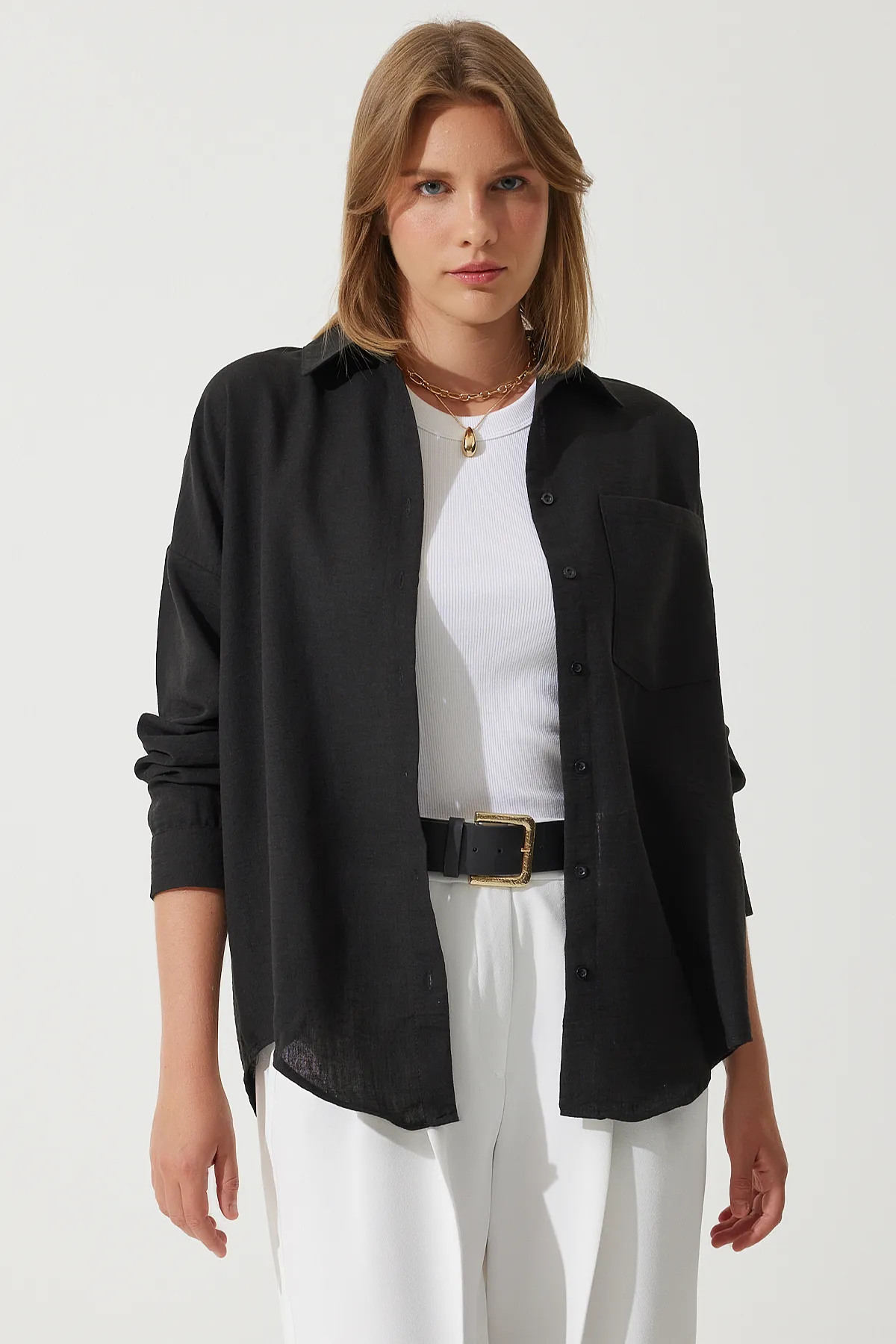 Happiness İstanbul  Schwarzes Oversize-Leinenhemd von Ayrobin für Damen DD01222
