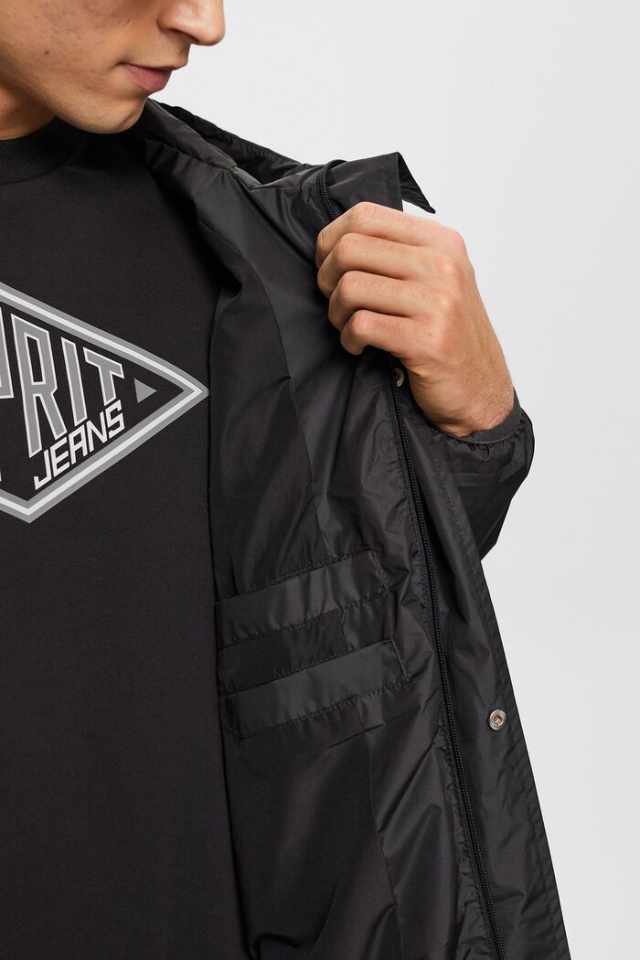 Leichte Regenjacke mit Kapuze