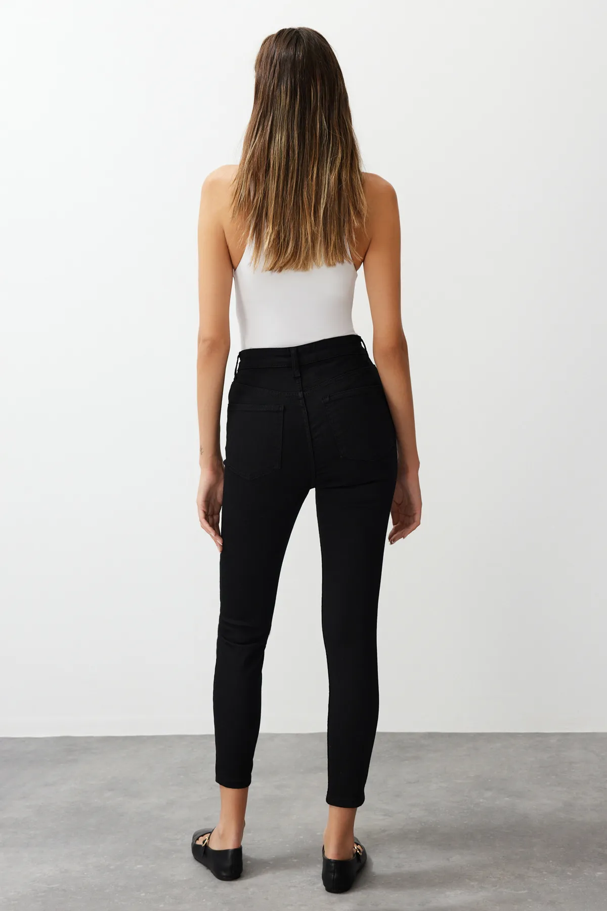 Trendyol Collection  Lichtechte schwarze Skinny-Jeans mit hoher Taille TWOSS19LR0279