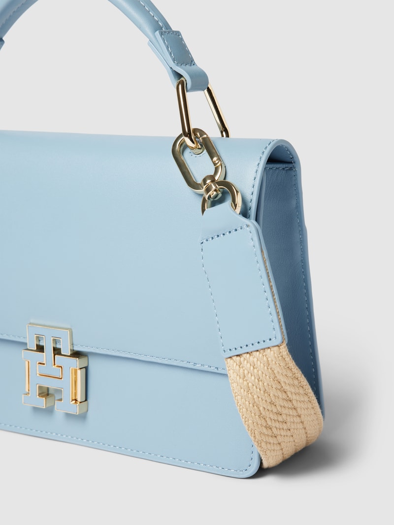 Umhängetasche aus Leder mit Label-Applikation in hellblau