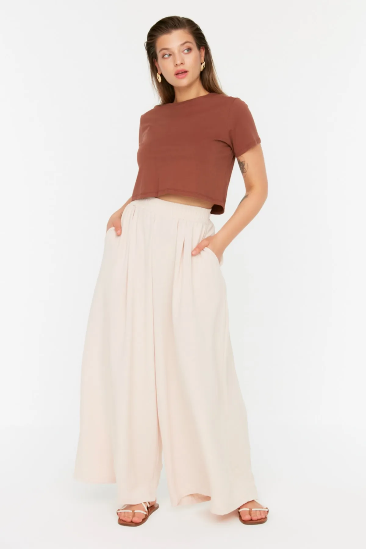 Trendyol Curve  Beigefarbene Webhose mit weitem Bein TBBSS22PL00002