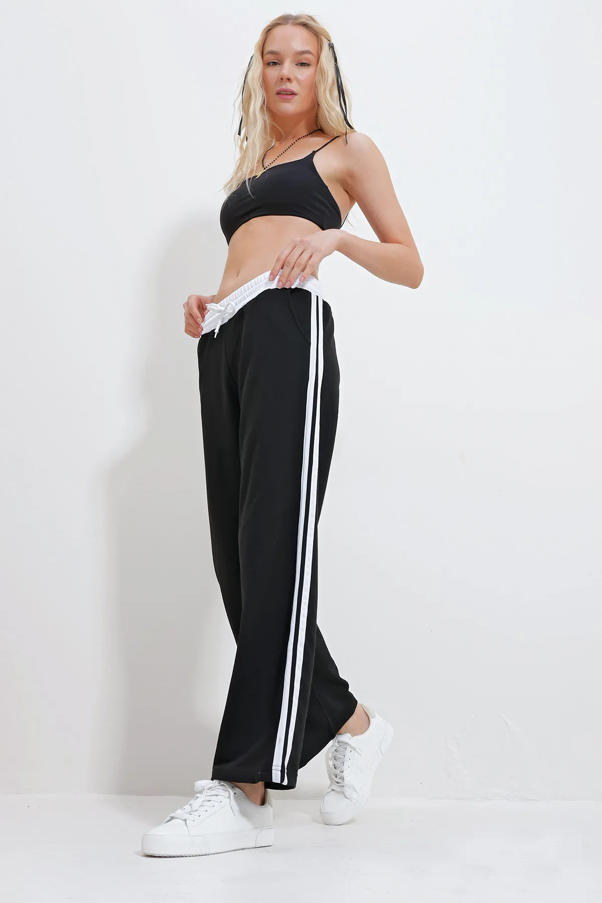 Trend Alaçatı Stili  Schwarze Pazalazzo-Jogginghose mit elastischem Bund und doppeltem Streifen für Damen ALC-X11969