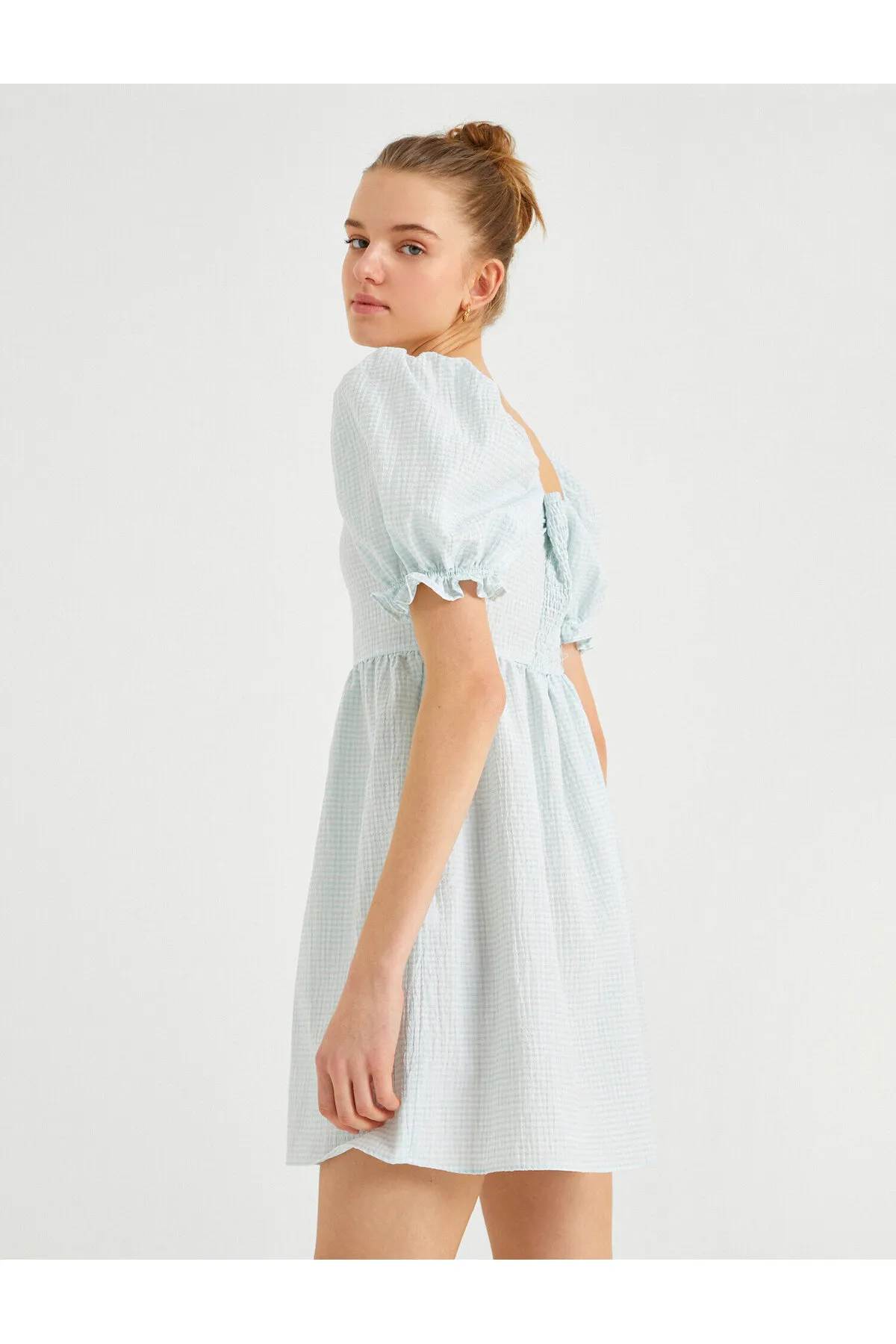 Koton  Rüschendetailkleid mit kurzen Ärmeln