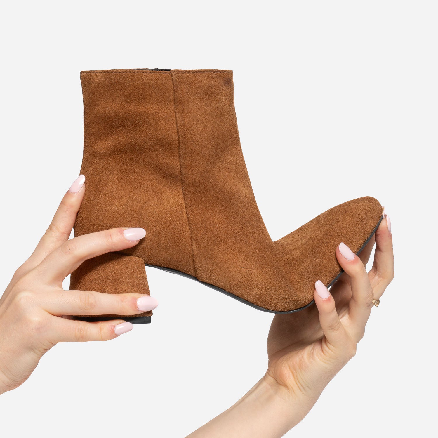 Boots camel en cuir velours à talon flare