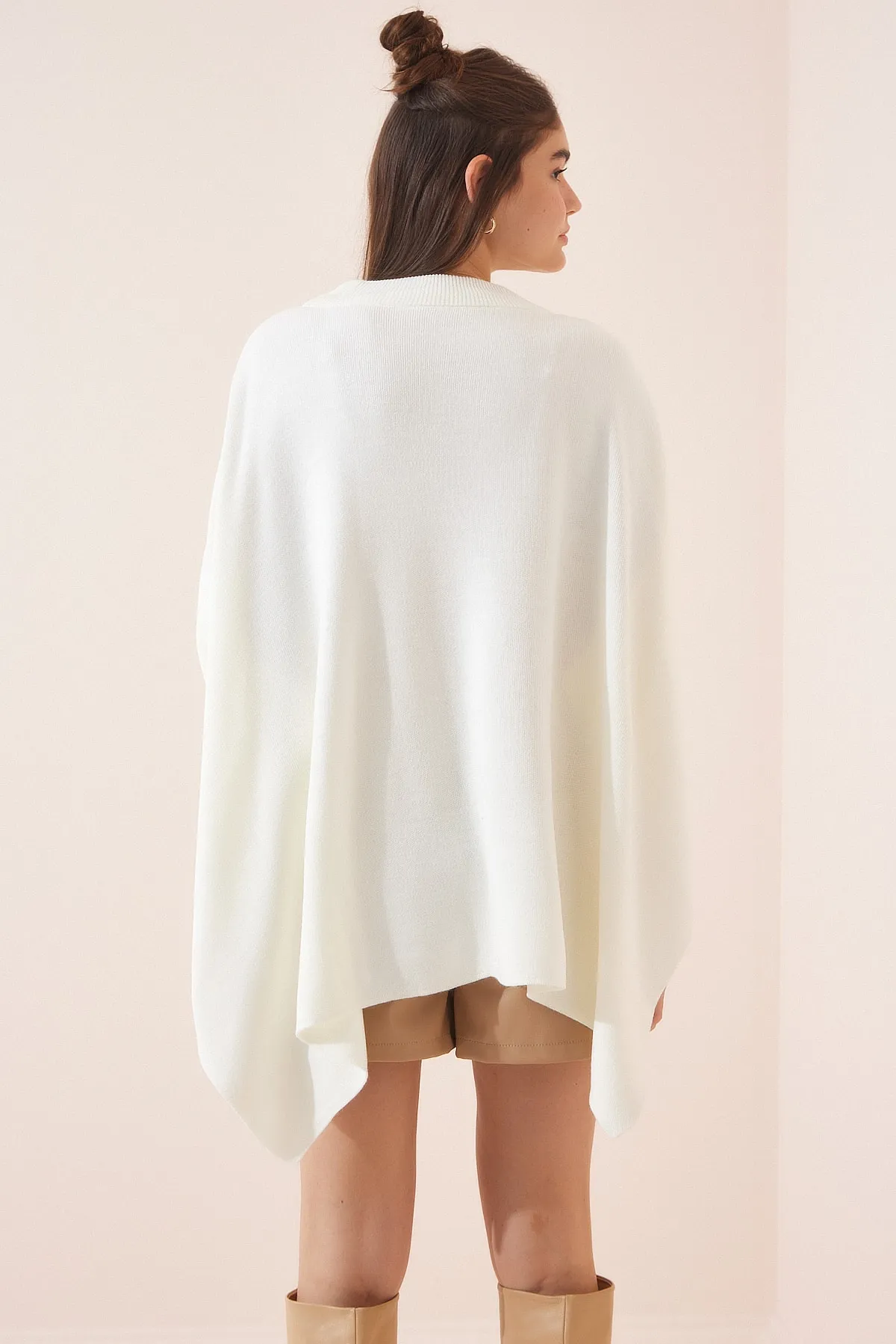 Happiness İstanbul  Ecrufarbenes Oversize-Poncho-Sweatshirt mit Seitenschlitz für Damen YY00005