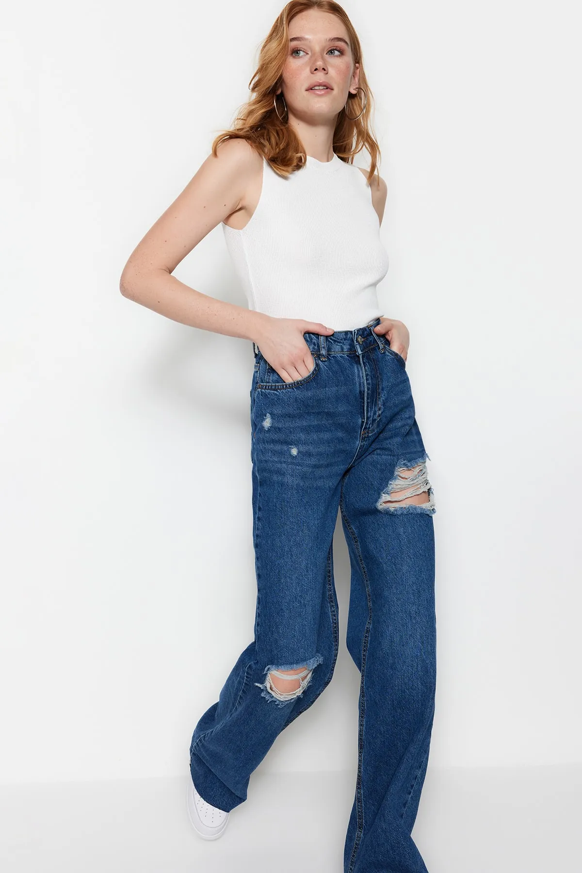 Trendyol Collection  Dunkelblaue zerrissene Jeans mit hoher Taille und weitem Bein TWOSS23JE00123