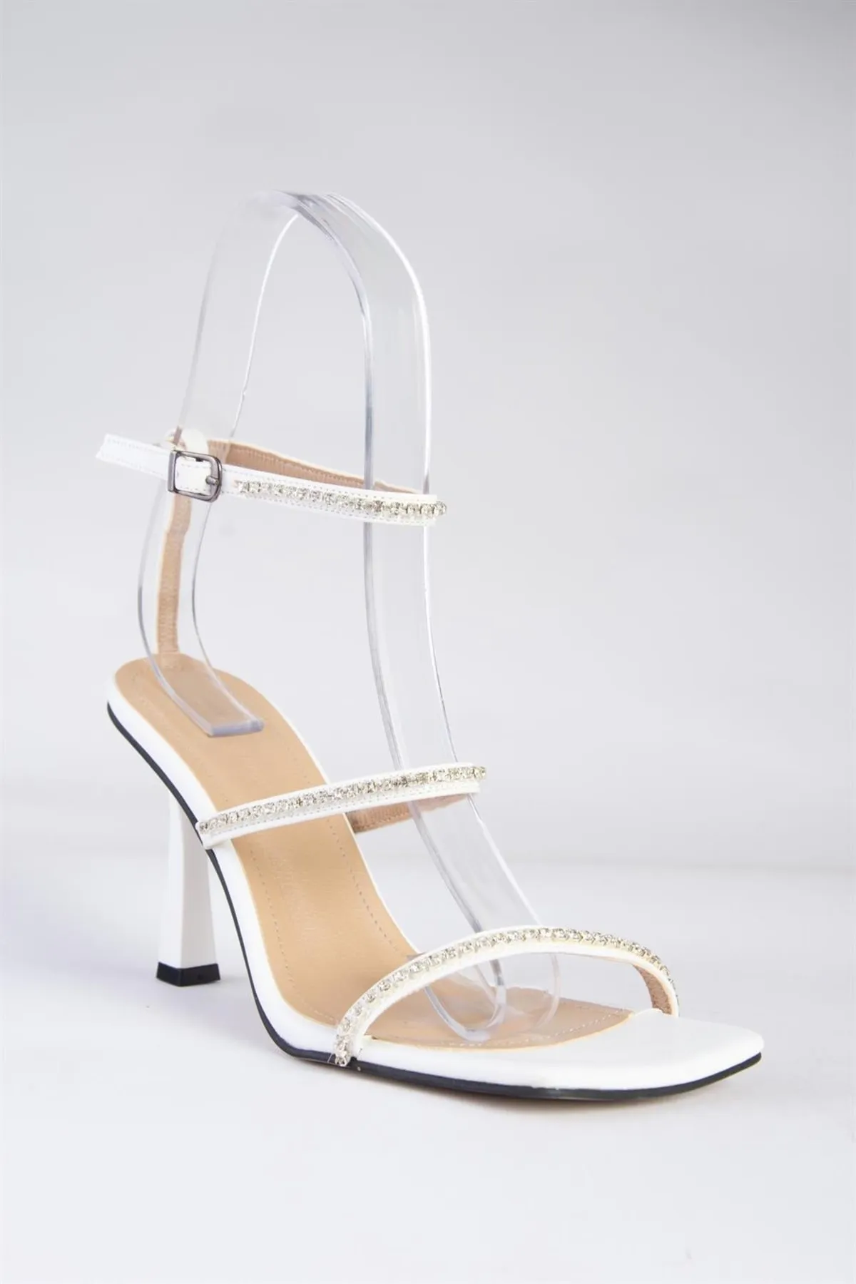 Fox Shoes  Weiße Damenschuhe aus Kunstleder mit dünnem Riemen und Steinabsatz K404920109