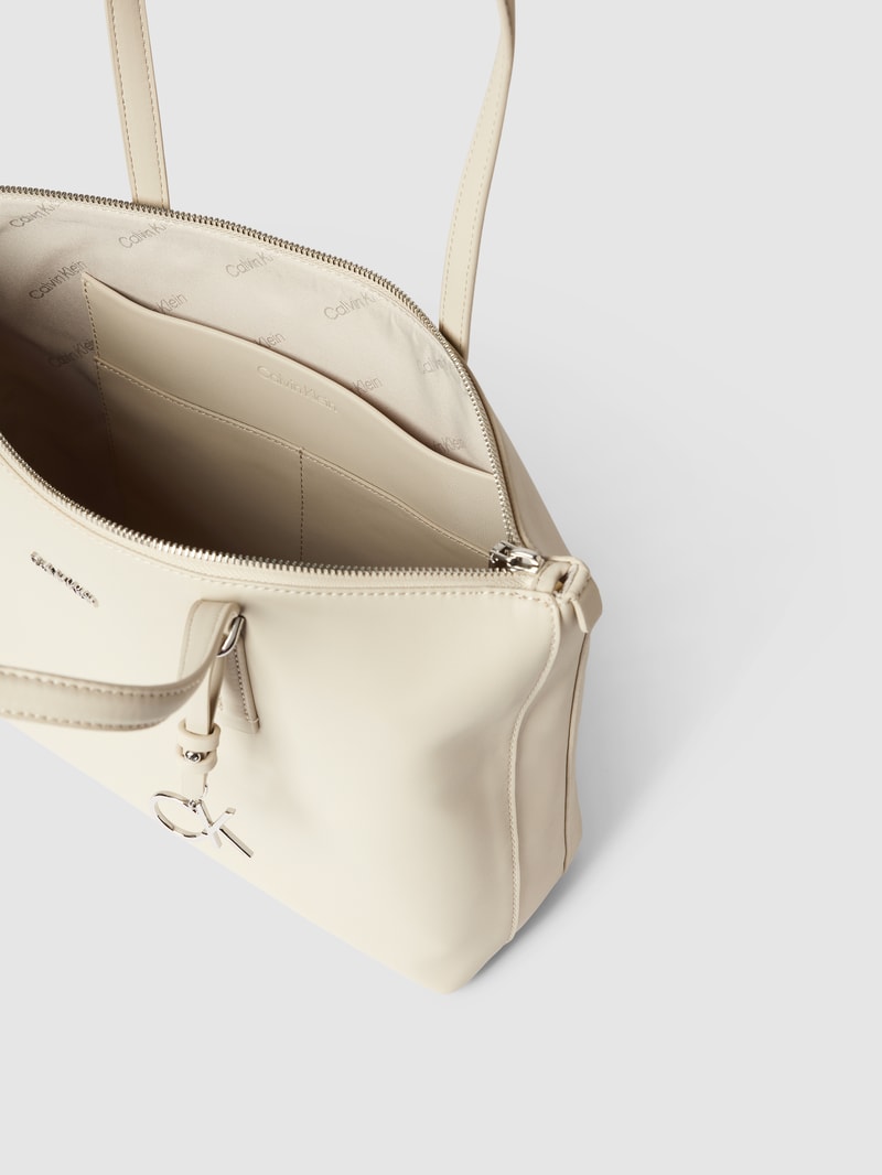 Shopper in Leder-Optik in ecru