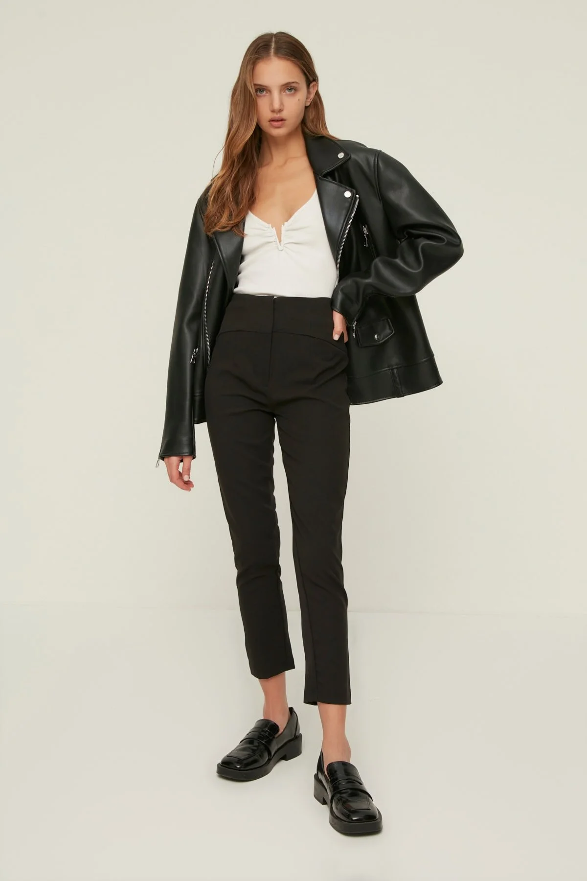 Trendyol Collection  Schwarze gewebte Zigarettenhose mit schmalem Bein und Ziernähten an der Taille TWOSS20PL0388