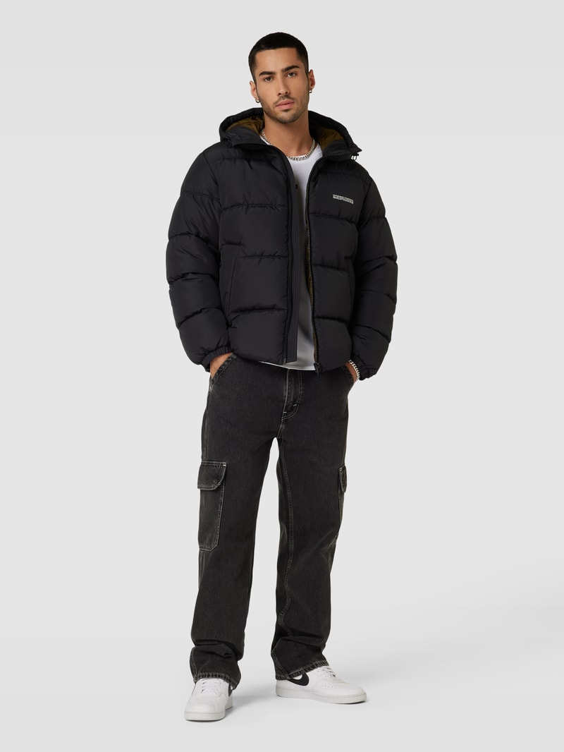 Steppjacke mit Label-Print in schwarz