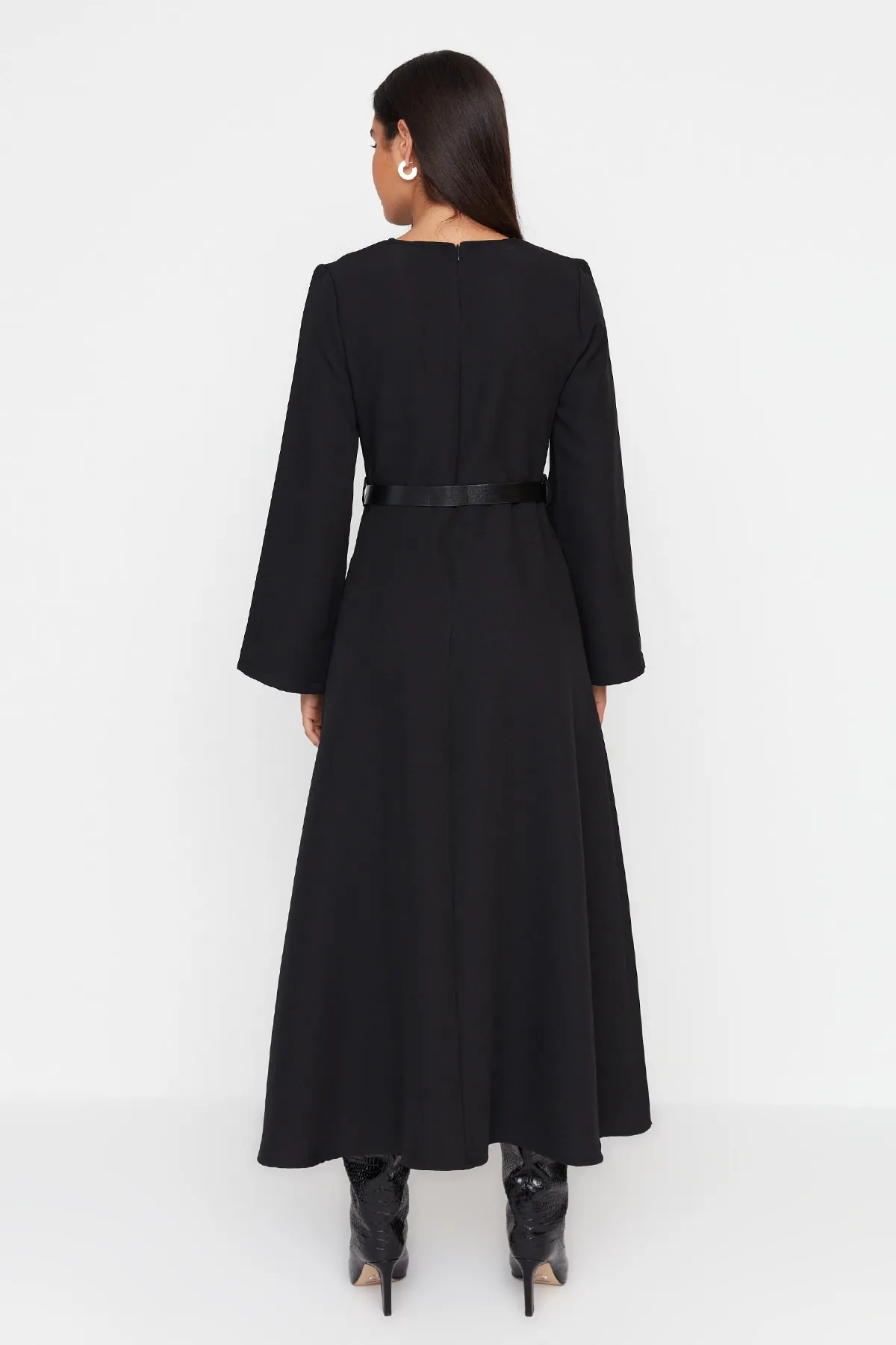 Trendyol Modest  Schwarzes gewebtes A-Linien-Kleid mit Gürtel TCTAW23EB00143