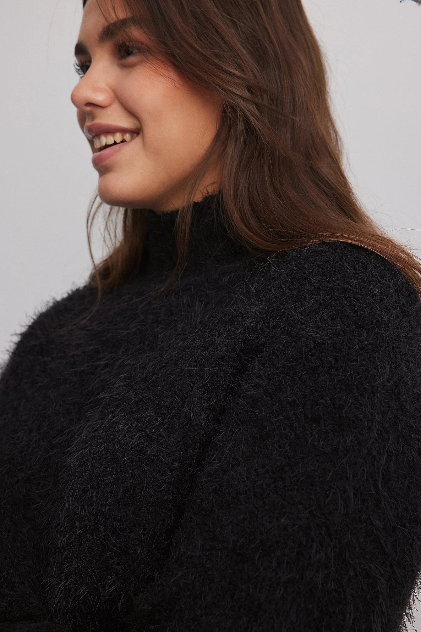 Flauschiger Strickpullover mit Rollkragen