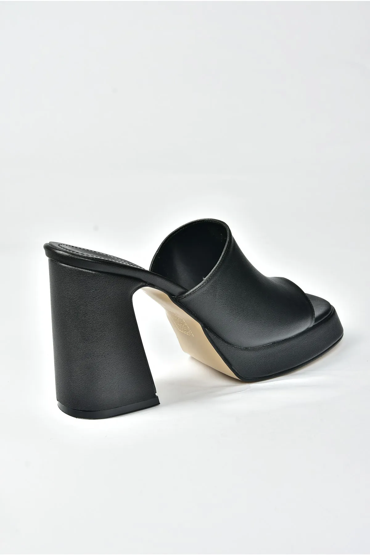 Fox Shoes  Schwarze Damenhausschuhe mit dicken Absätzen M404100409