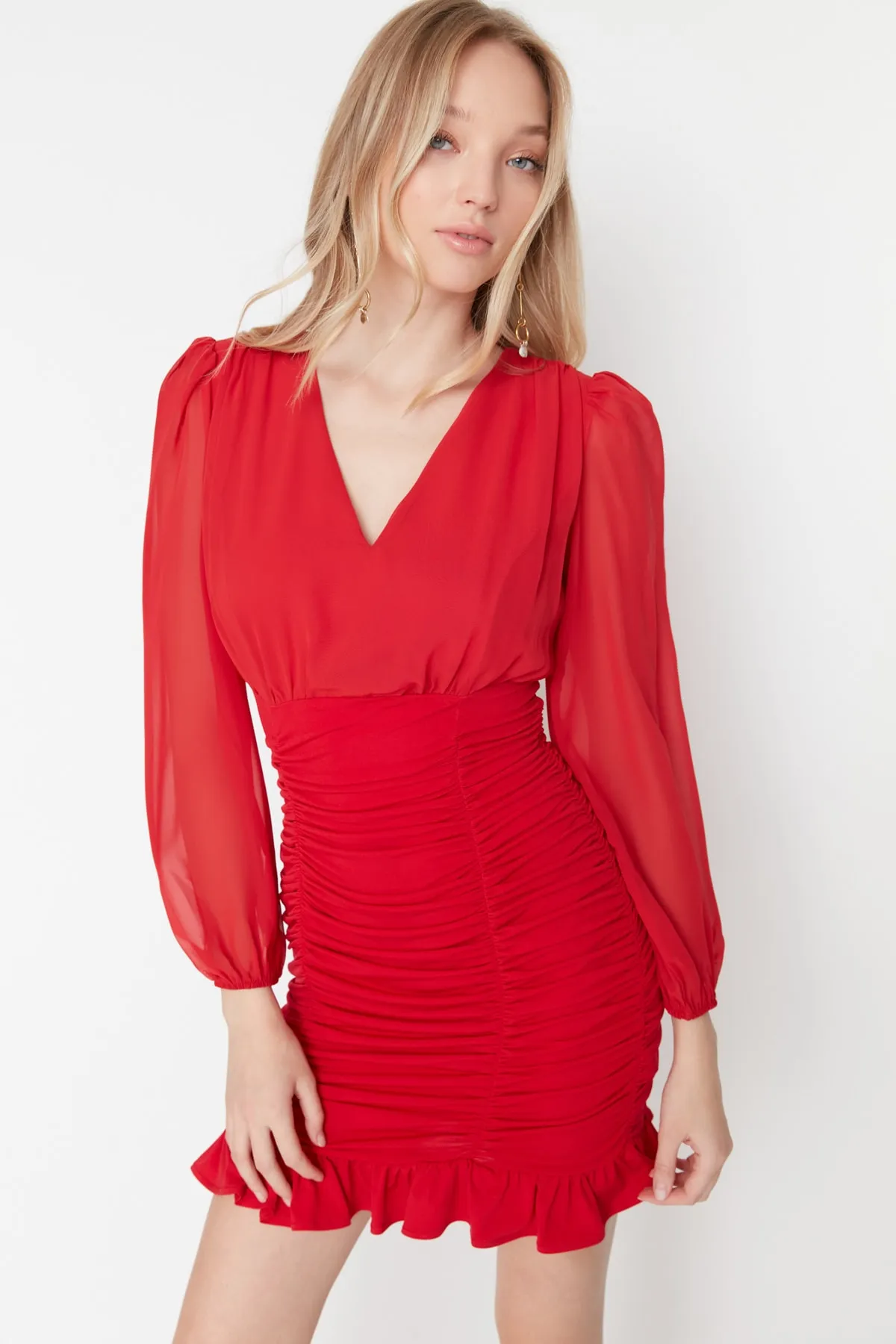 Trendyol Collection  Rotes, figurbetontes, gewebtes Minikleid mit Guiping und V-Ausschnitt TWOAW23EL01044