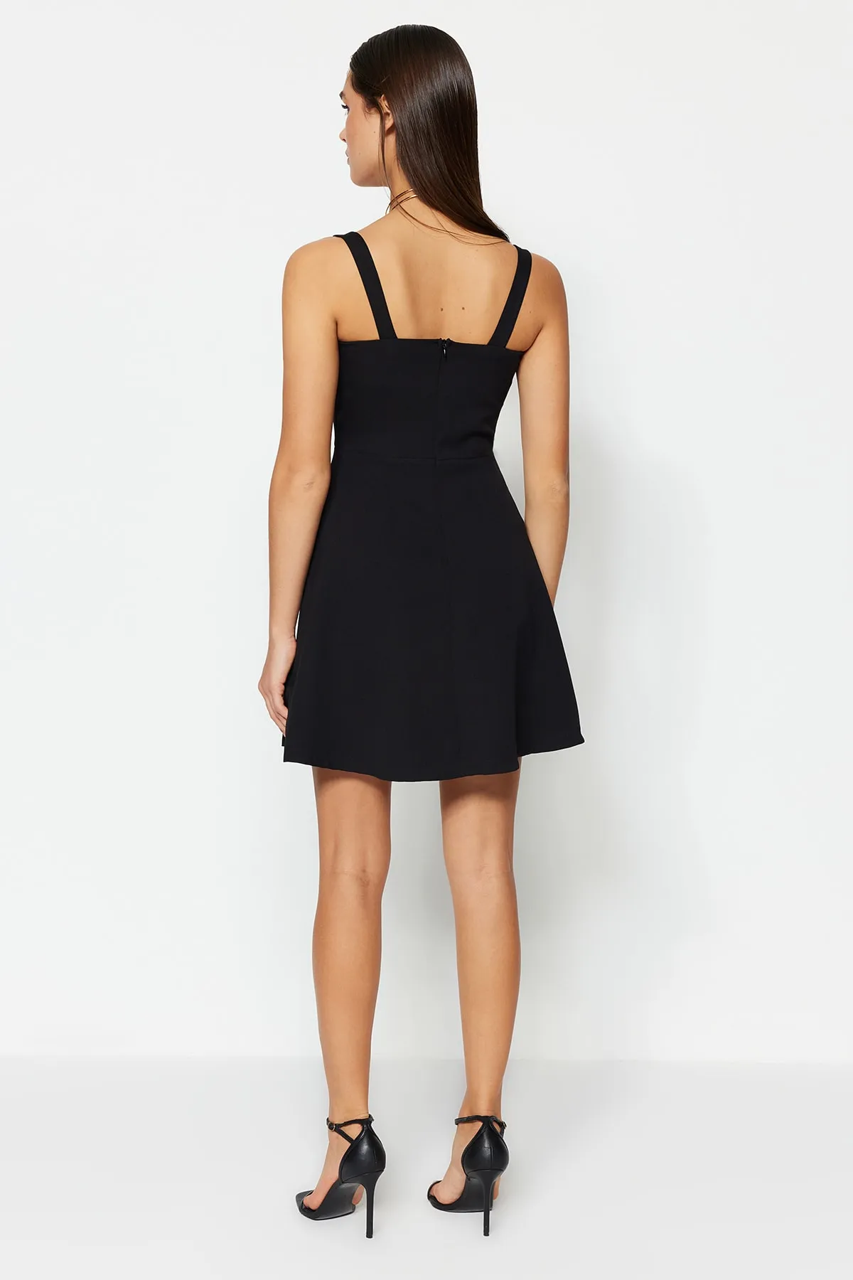 Trendyol Collection  Schwarzes elegantes Abendkleid mit offener Taille/Skater-Webmuster TPRSS23EL00031