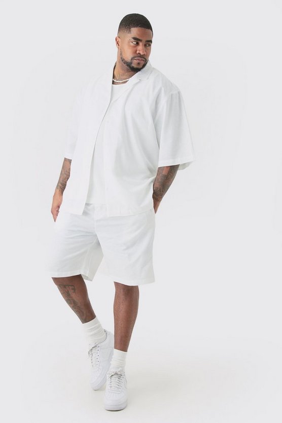 Plus weißes Leinen-Hemd und Shorts