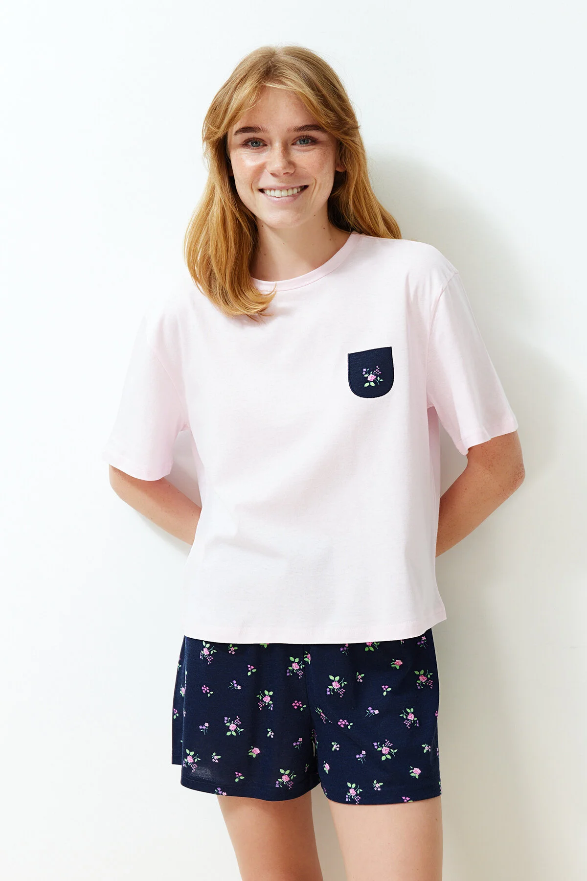 Trendyol Collection  Rosa Pyjama-Set aus 100 % Baumwolle, mehrfarbig, mit Blumenmuster, gestrickt THMSS24PT00214