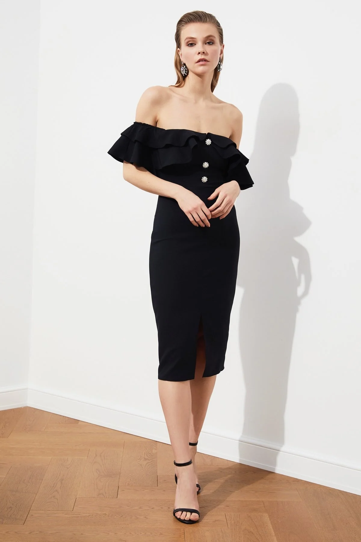 Trendyol Collection  Elegantes Abendkleid mit schwarzen Steinknöpfen TPRSS21EL1403