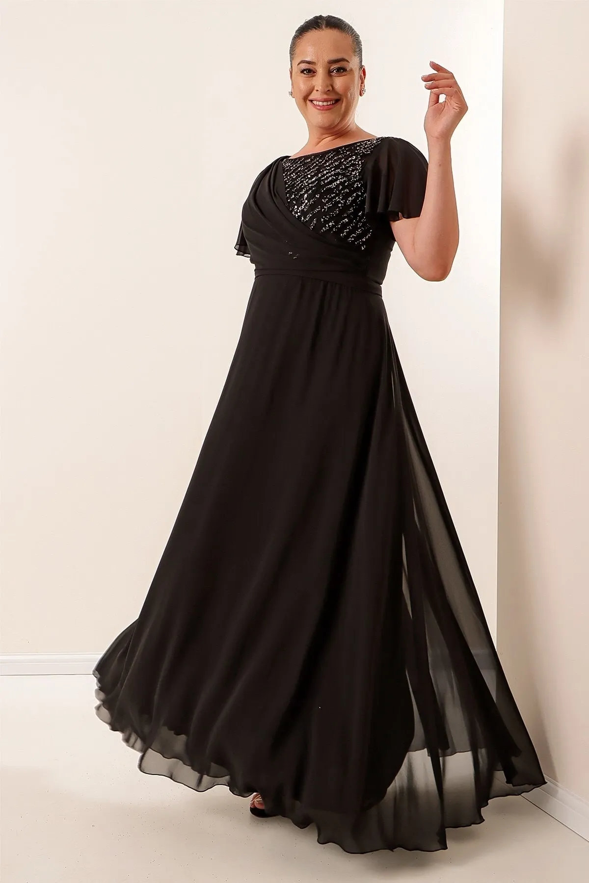 By Saygı  Langes Plus Size Chiffonkleid mit perlenbesticktem Futter auf der Vorderseite Weite Größenabstände Pflaume