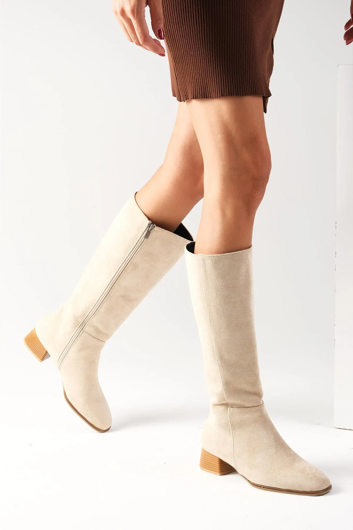 Mio Gusto  Briony Beigefarbener Wildleder-Seitenreißverschluss, dünne, mit Kunstfell gefütterte, stumpfe Damenstiefel mit Absatz
