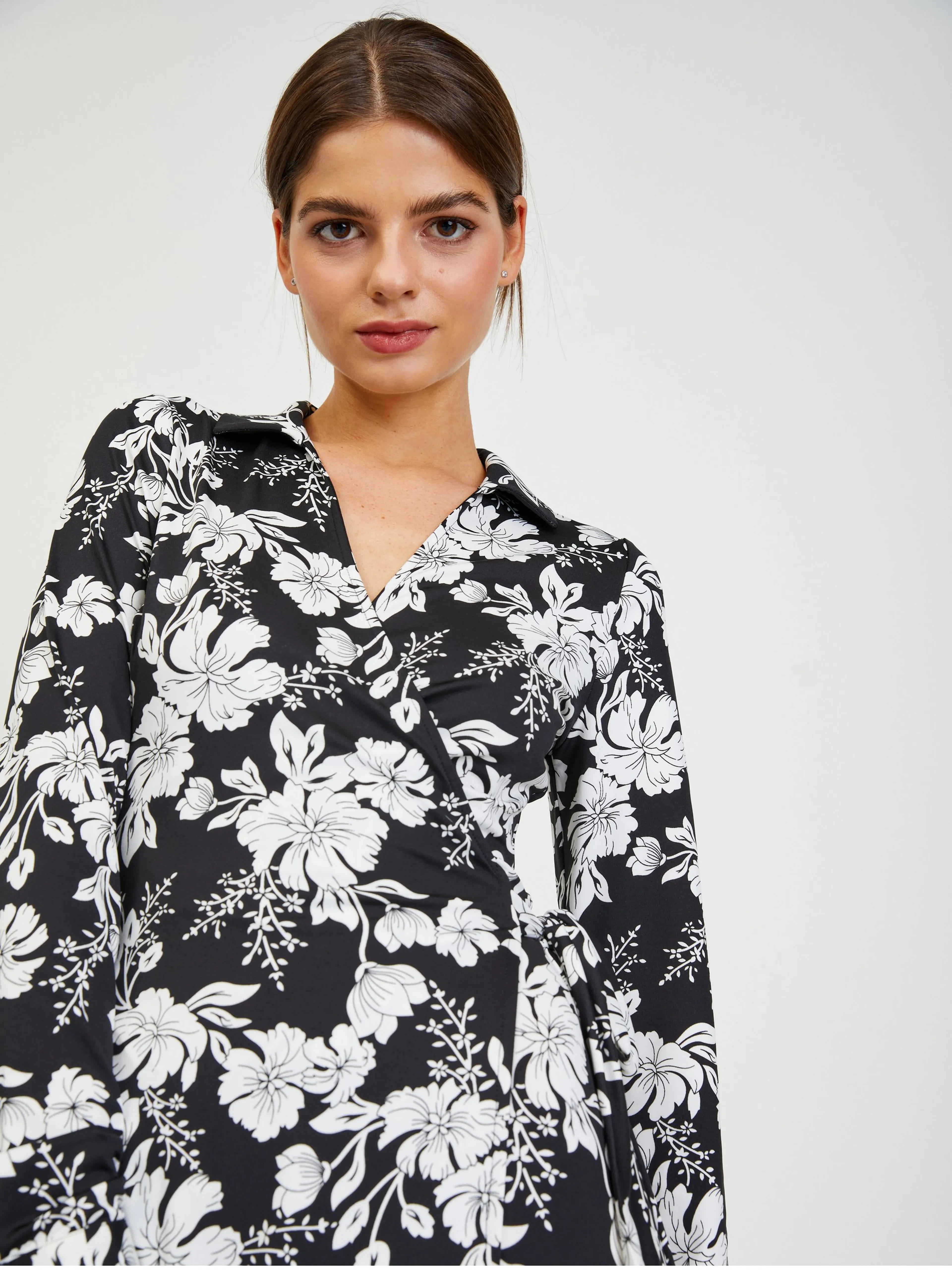 Weißes und schwarzes Damen-Blumenkleid ORSAY