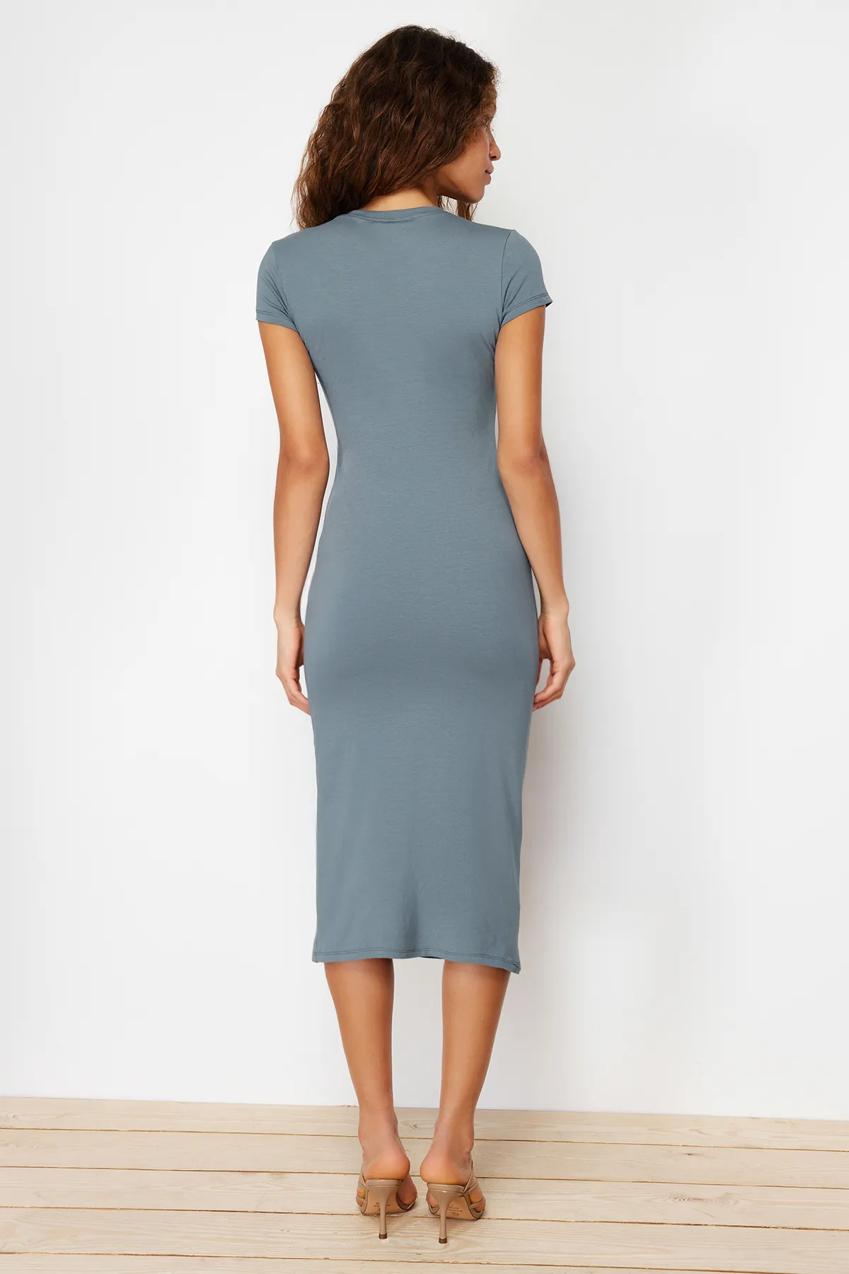 Trendyol Collection  Helles Anthrazit, tailliertes/tailliertes Midi-Baumwoll-Stretch-Strickkleid mit Raffung und Schlitz TWOSS23EL00777