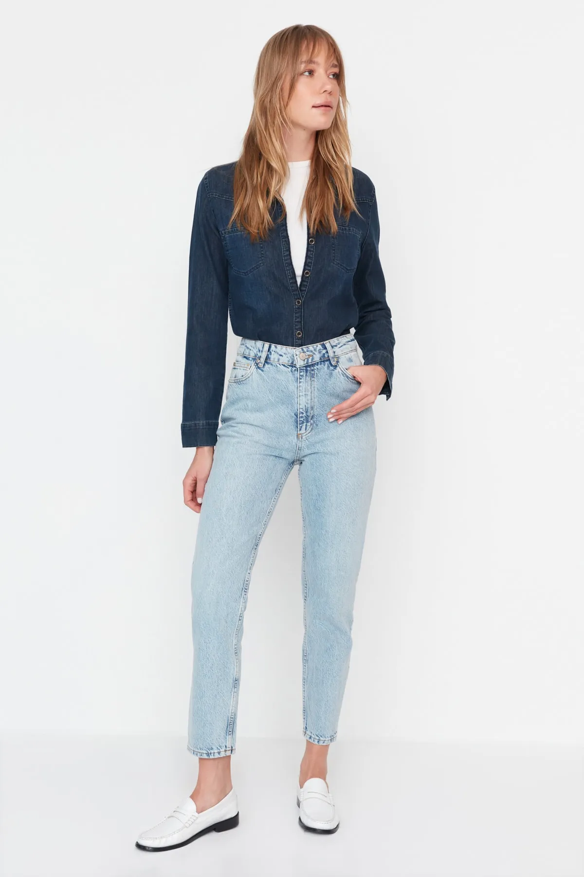 Trendyol Collection  Hellblaue, nachhaltigere Mom-Jeans mit hoher Taille TWOAW23JE00390