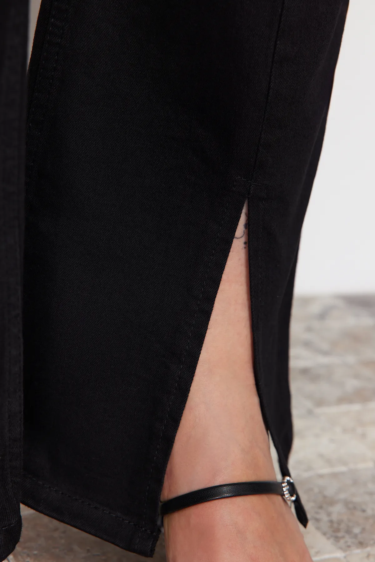 Trendyol Curve  Schwarze Denim-Jeans mit Schlitz und Details TBBAW23CJ00038