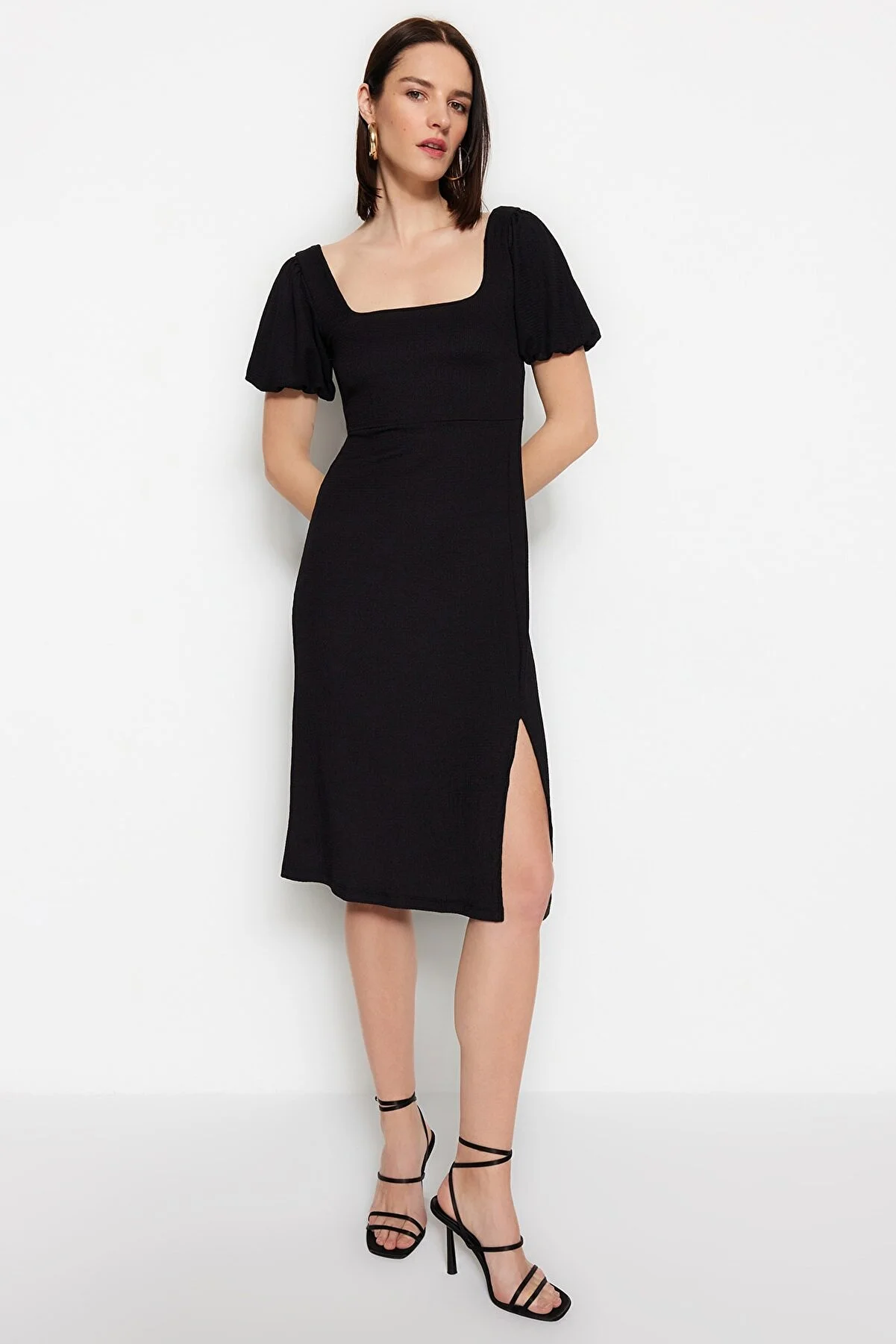 Trendyol Collection  Schwarzes A-Linien-Strickkleid mit quadratischem Ausschnitt, Ballonärmeln, Schlitzdetail, Wickel-/Strukturmuster TWOSS23EL01533