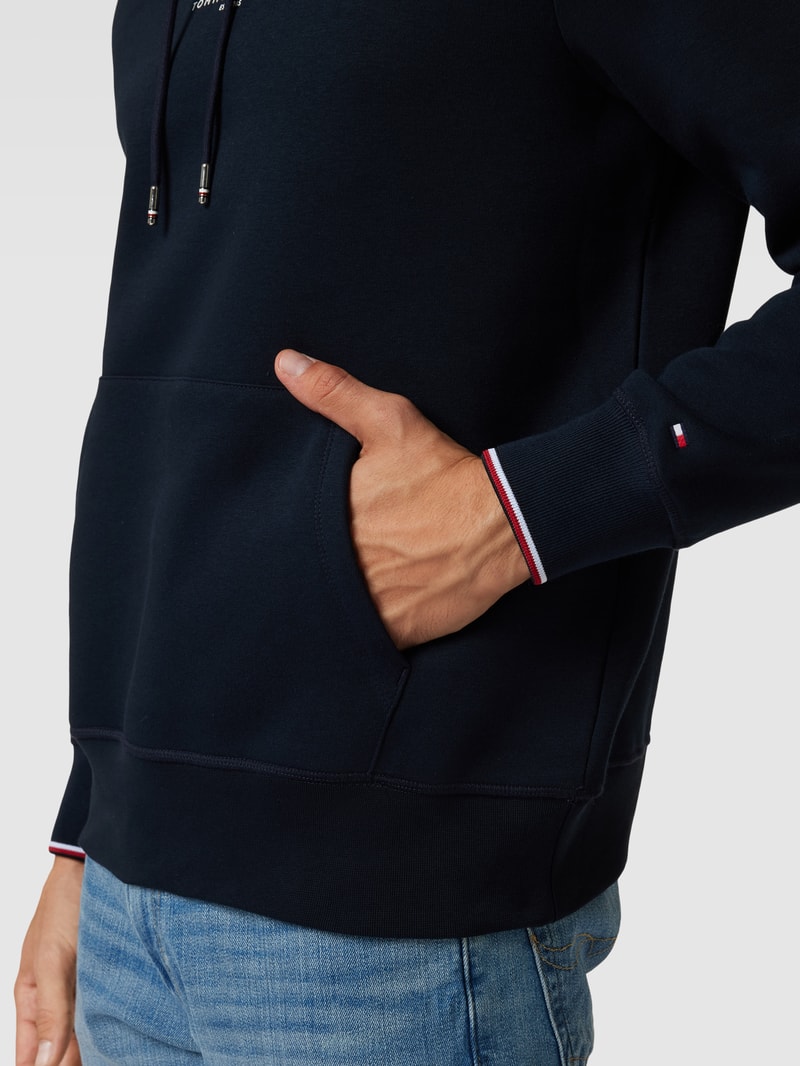 Hoodie mit Känguru-Tasche in marineblau
