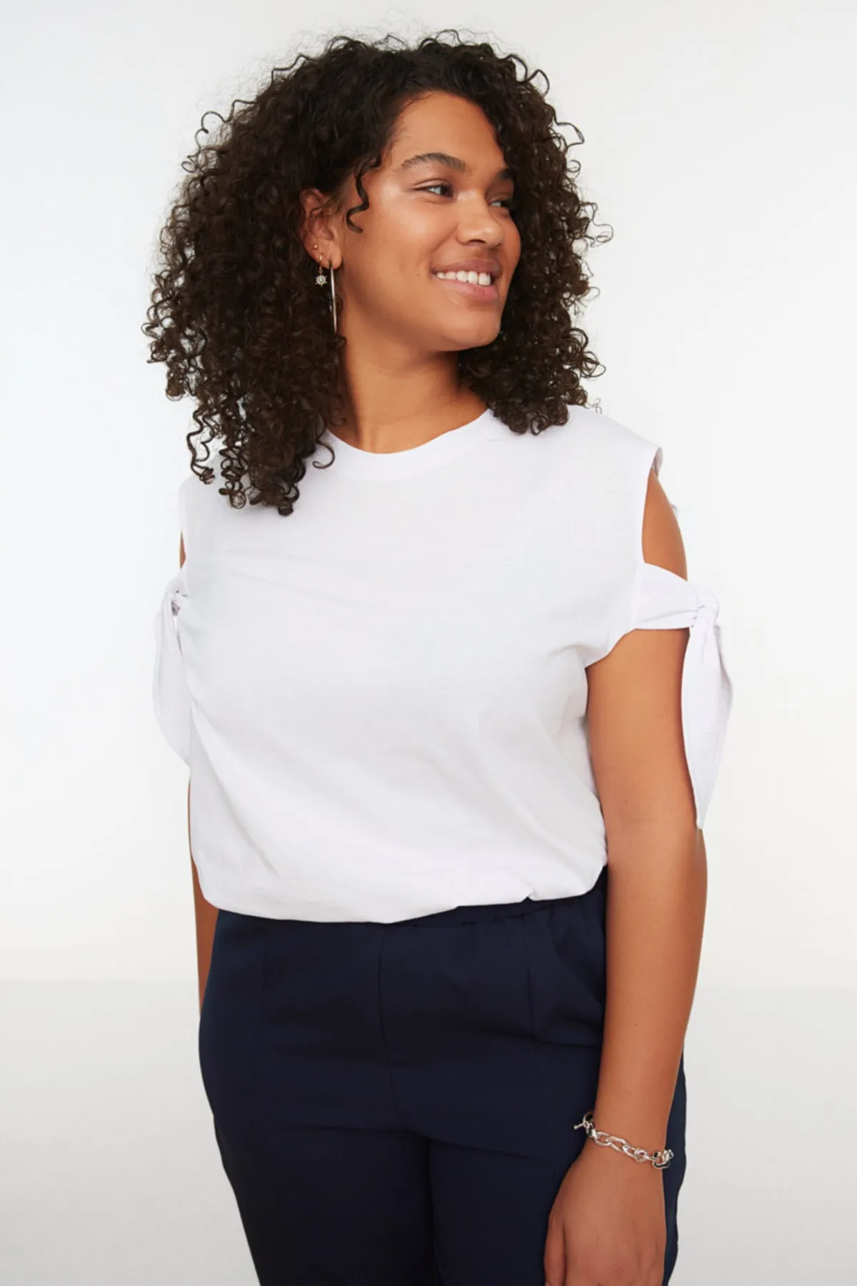 Trendyol Curve  Weißes Strick-T-Shirt mit Bindedetail an den Ärmeln TBSSS22BF0003