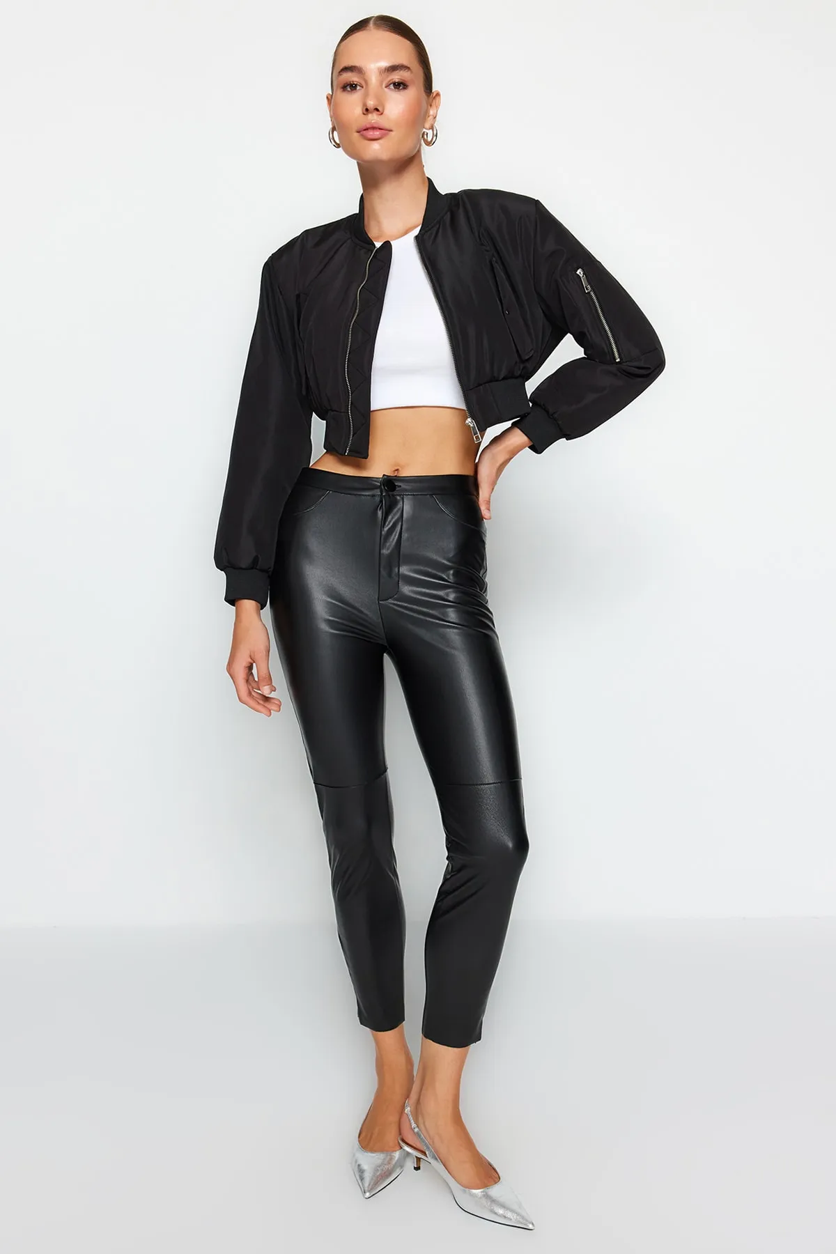 Trendyol Collection  Schwarze, innen hochgezogene Strickhose aus Kunstleder mit hohem Bund und schmaler Passform TWOAW24PL00102