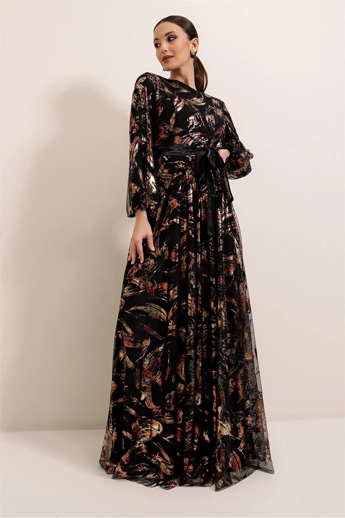 By Saygı  Vergoldetes langes Kleid mit Gürtel und Taillenfutter in Schwarz-Bronze