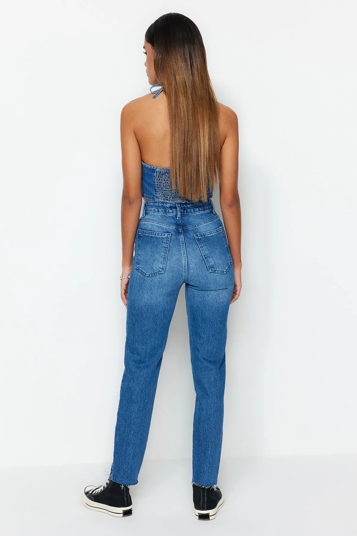 Trendyol Collection  Blaue Slim-Mom-Jeans mit hoher Taille TWOSS23JE00094
