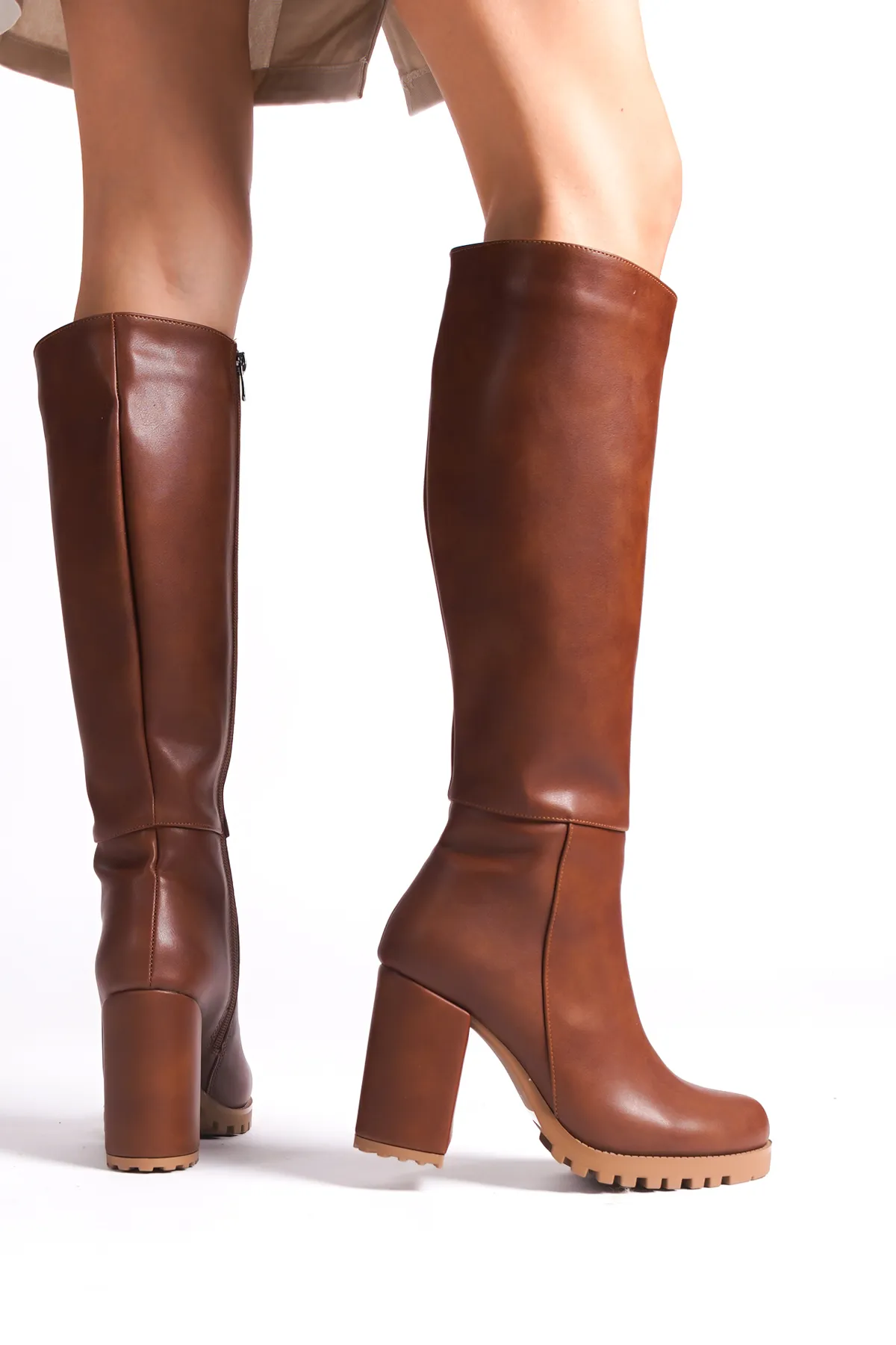 Capone Outfitters  Damenstiefel mit runder Zehenpartie und Trac-Sohle und mittlerem Absatz