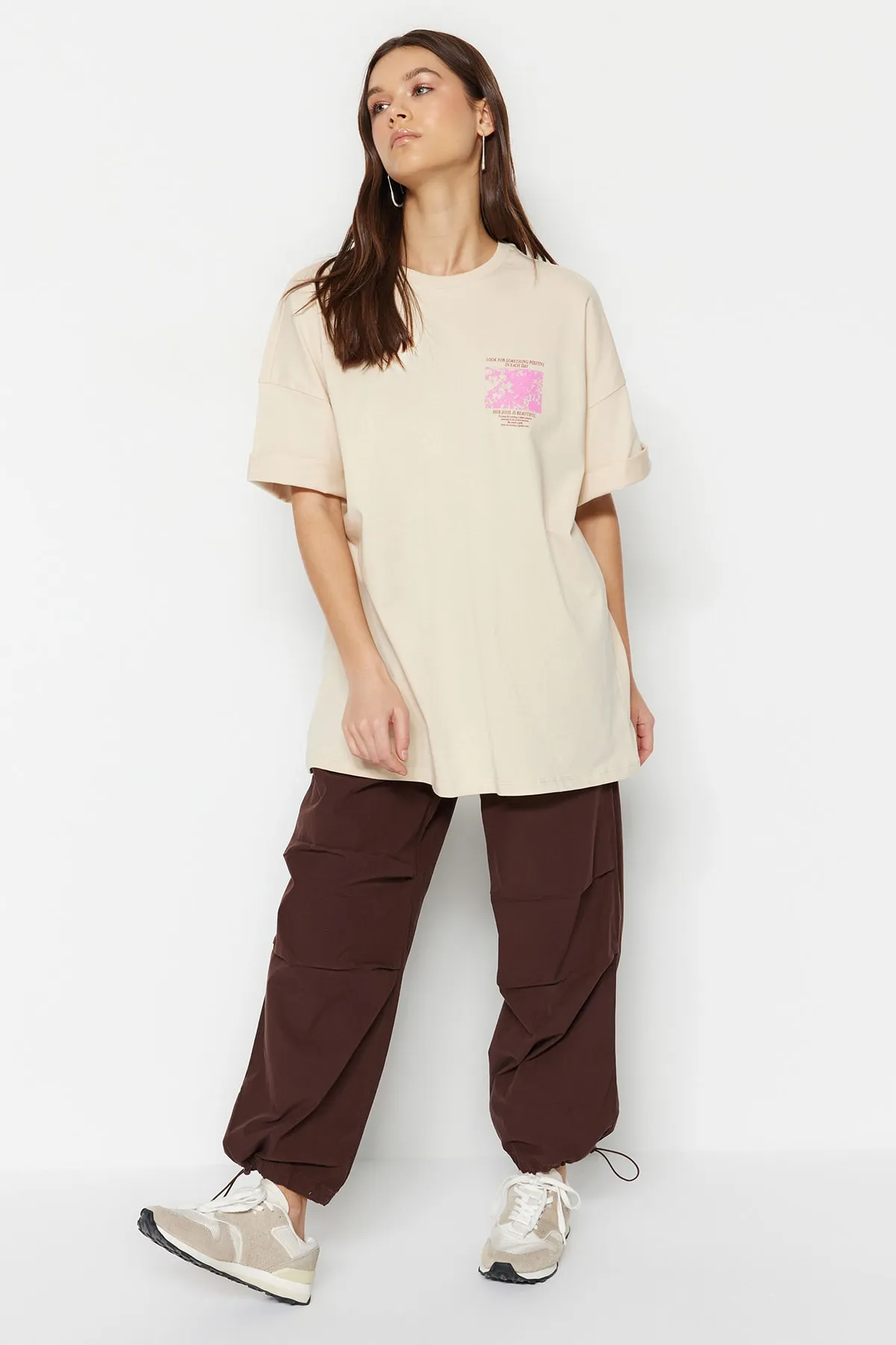 Trendyol Collection  Premium-Strick-T-Shirt aus 100 % Baumwolle mit bedruckter Vorder- und Rückseite in Übergröße/weitem Muster TWOSS23TS00269