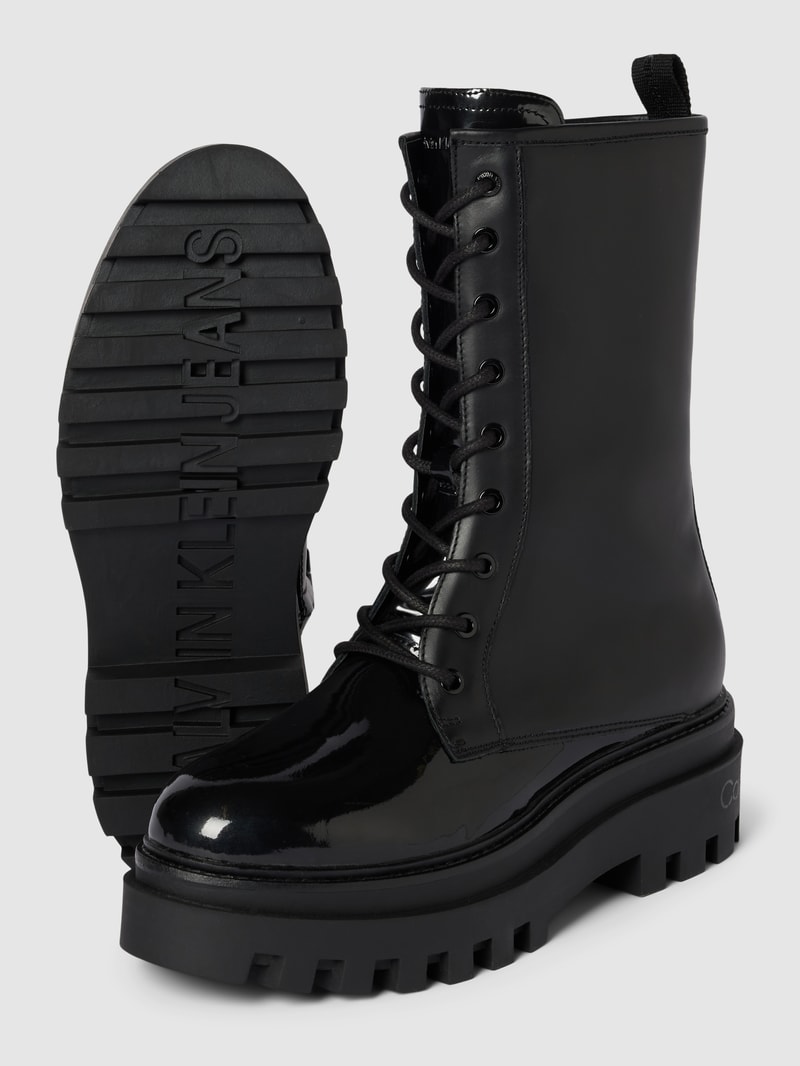 Schnürboots aus Leder mit Plateausohle in schwarz