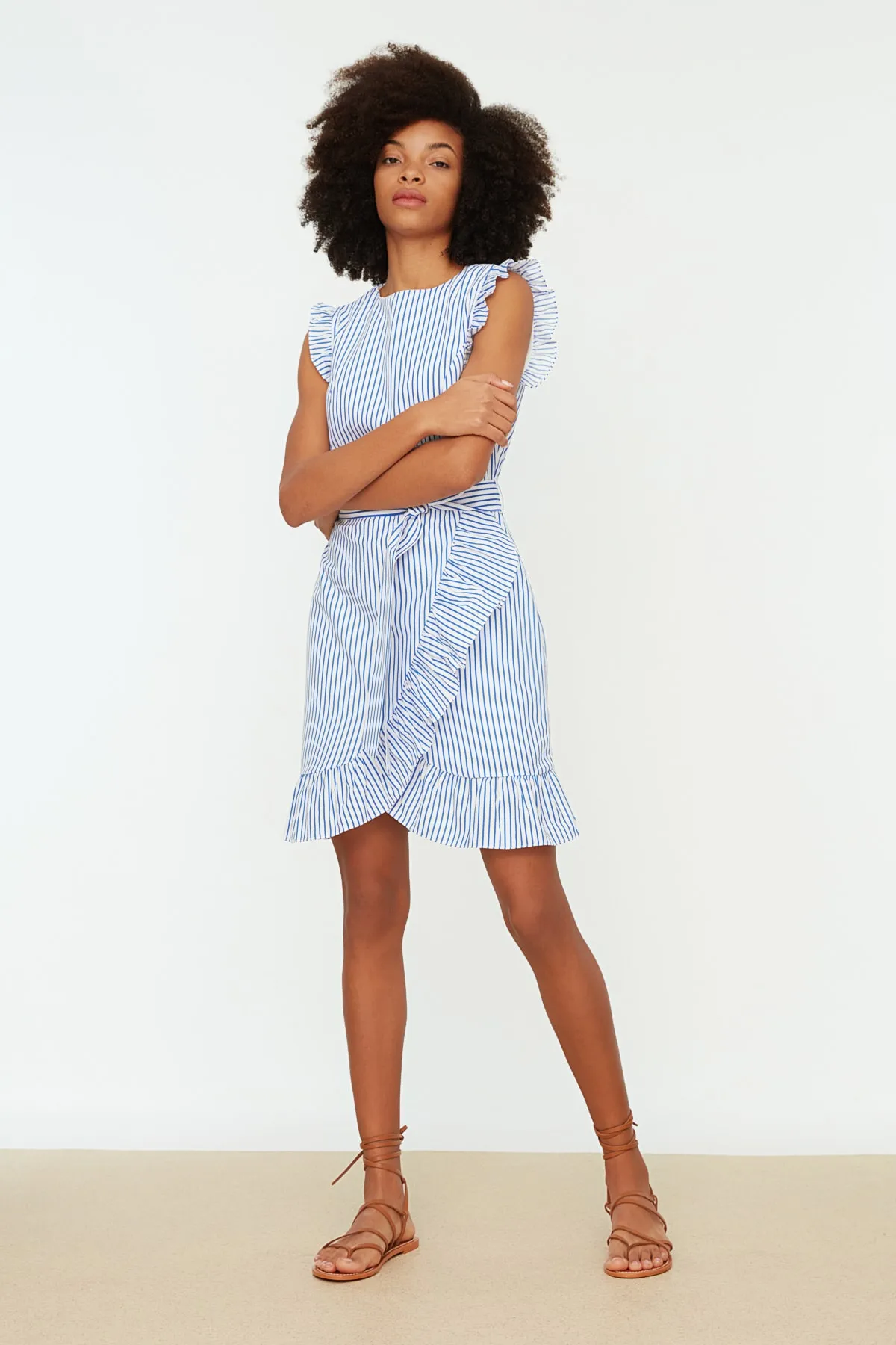 Trendyol Collection  Blaues, gewebtes, gestreiftes Minikleid mit Gürtel TWOSS21EL1290