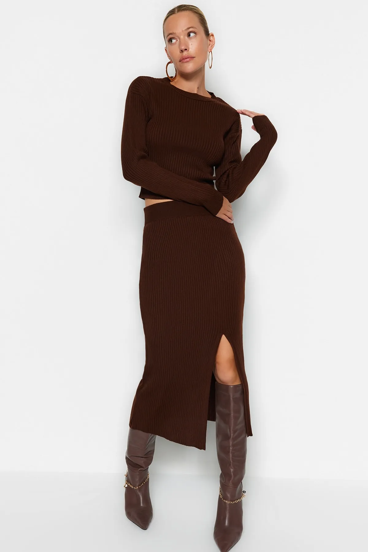 Trendyol Collection  Braunes Set aus Strickoberteil und -unterteil mit kurzem Rock TWOAW23AU00240