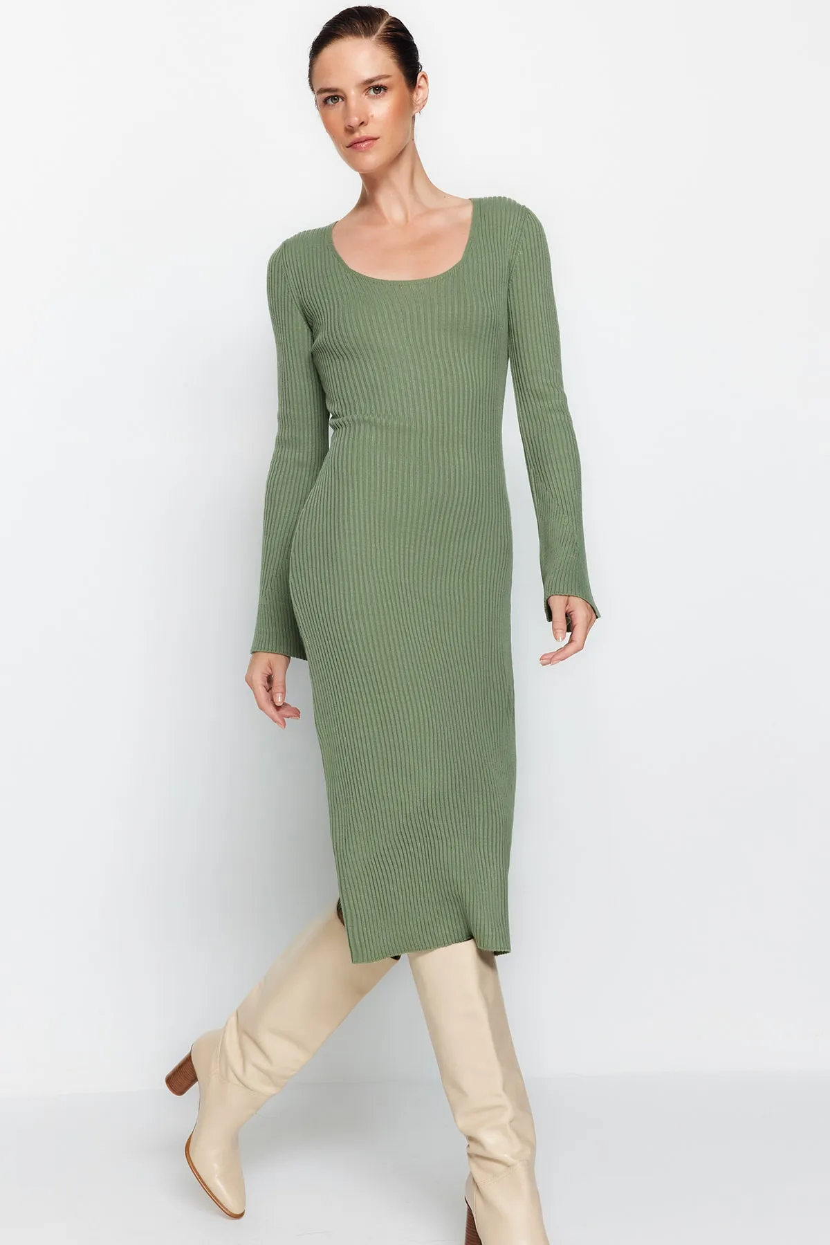 Trendyol Collection  Khakifarbenes Midi-Strickkleid mit Basic-Ärmeln TWOAW24EL00117