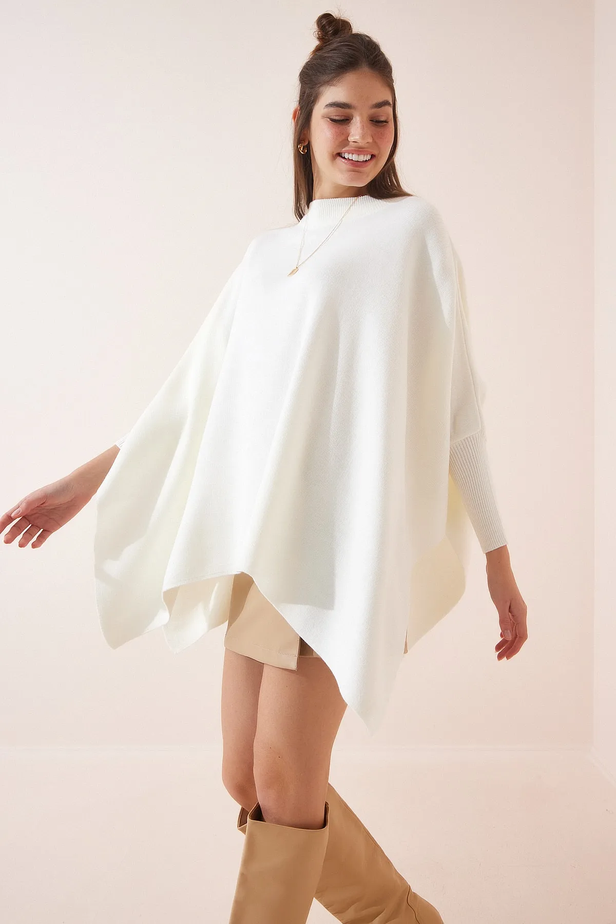 Happiness İstanbul  Ecrufarbenes Oversize-Poncho-Sweatshirt mit Seitenschlitz für Damen YY00005