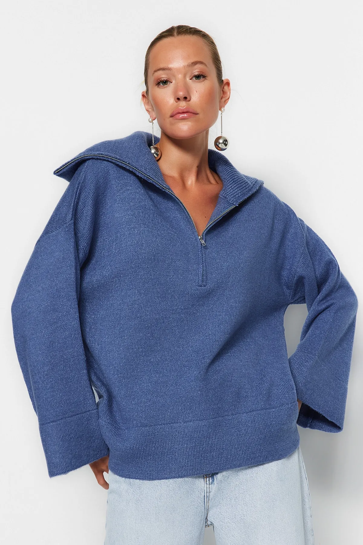 Trendyol Collection  Blauer, weich strukturierter Basic-Strickpullover mit weiter Passform TWOAW23KZ00236