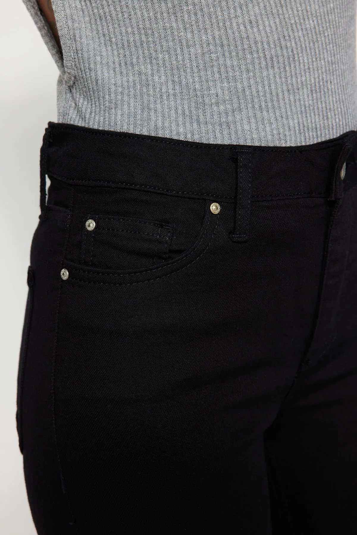Trendyol Collection  Lichtechte schwarze Skinny-Jeans mit hoher Taille TWOSS19LR0279