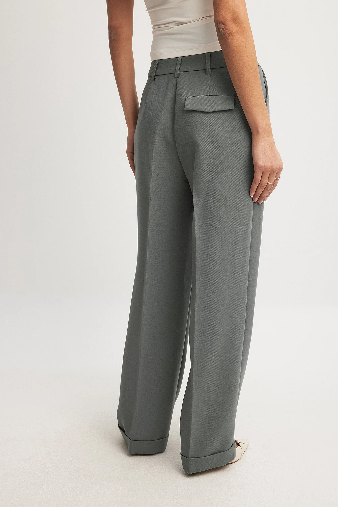 Figurbetonte Anzughose mit mittelhoher Taille