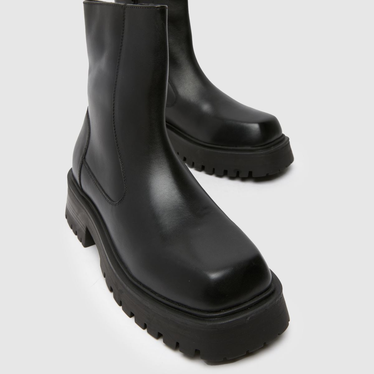 Schuh Alicia – Svarta stövlar med fyrkantig tå