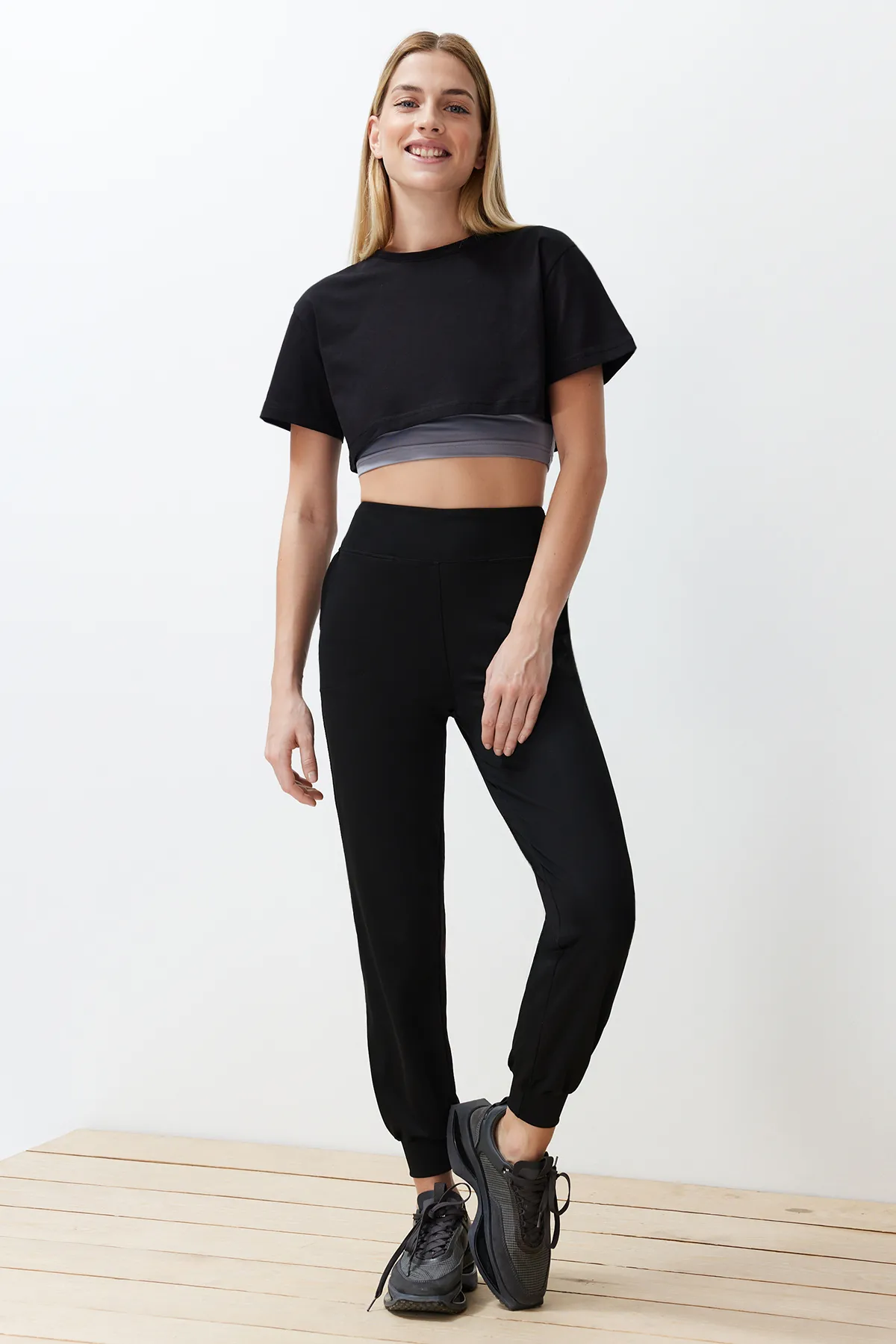 Trendyol Collection  Gestrickte Sport-Jogginghose aus schwarzem Taucher-/Tauchstoffgewebe mit bequemer Passform THMSS24EA00001